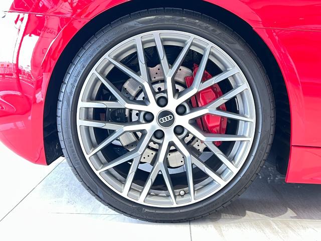 Ｒ８スパイダー 　Ｖ１０　５．２ＦＳＩクワトロ　４ＷＤ　オートマチック７速　オープンドア　記録簿有り　禁煙車　キーレスエントリー　スマートキー　　ＡＢＳ　ＥＳＣ　レザーシート　シートヒーター　エアロ　ＬＥＤヘッドライト（41枚目）