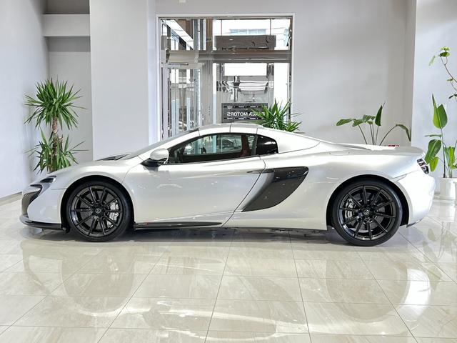 ６５０Ｓ スパイダー　車両リフトシステム　ＡＴ７速　キーレスエントリー・スマートキー　電動格納ミラー　革シート　バックカメラ　記録簿有　禁煙車　スパイダー（7枚目）