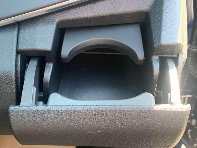 前席用のカップホルダーは冷暖対応で、必要でない時は押し込むと収納できて邪魔になりません。