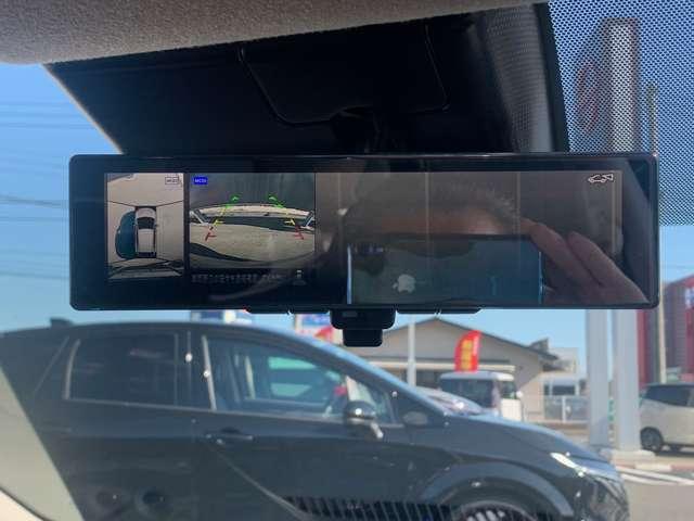 インテリジェントルームミラー装備、後席に人が乗ってるときや　沢山の荷物で後方が見えにくい時にカメラオンで後方視界すっきり。　オフにすれば通常のミラーとしても使える便利な機能です。