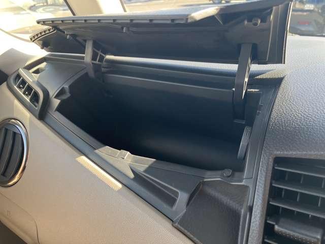 車検証入れなど、いろいろな物が収納できます。