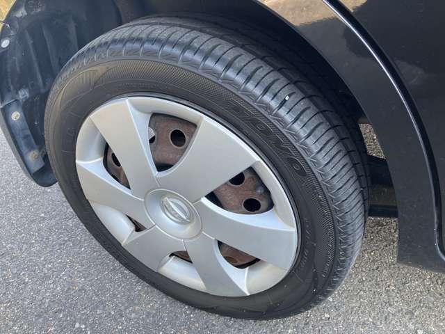 右リアタイヤ。溝は十分ございます、