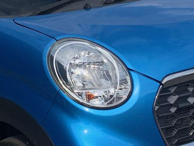 ハロゲンヘッドライトを採用。