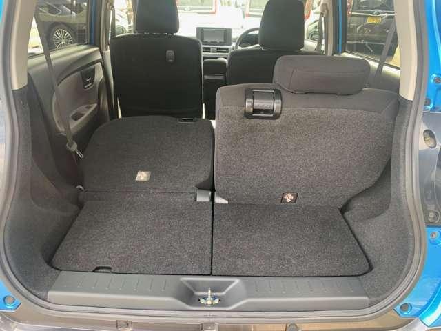 リアシートは二分割で分けて倒すことができるので、シーンに合わせてアレンジしていただくことができます！