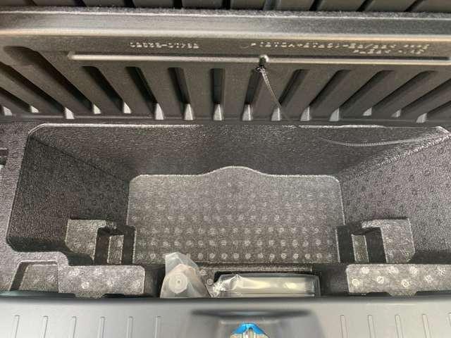 広々ラゲッジスペースの下にはまだまだ収納スペースがあります。