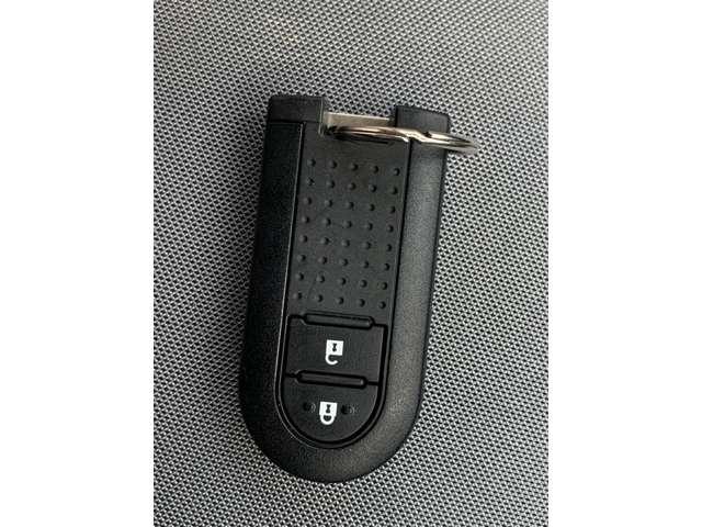 スマートキーはポケットやカバンの中に入れておけばドアハンドルのボタンを押して開閉ができ、エンジン始動もボタンを押すだけで済むのでとても便利です。