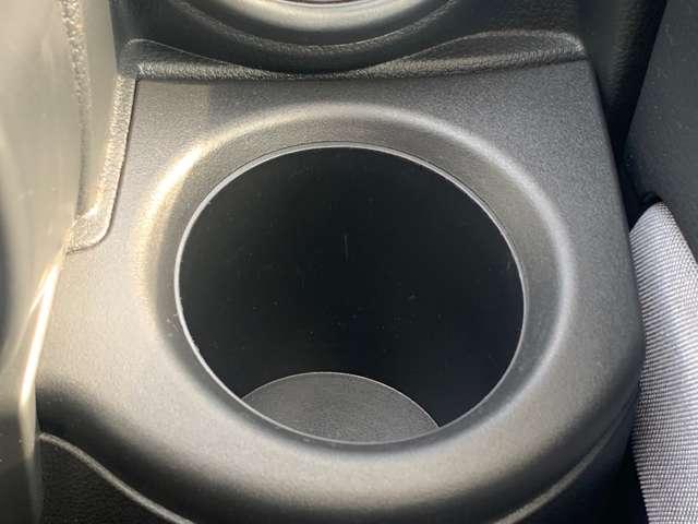 前席にあるカップホルダー。小物要れとしても使えます♪