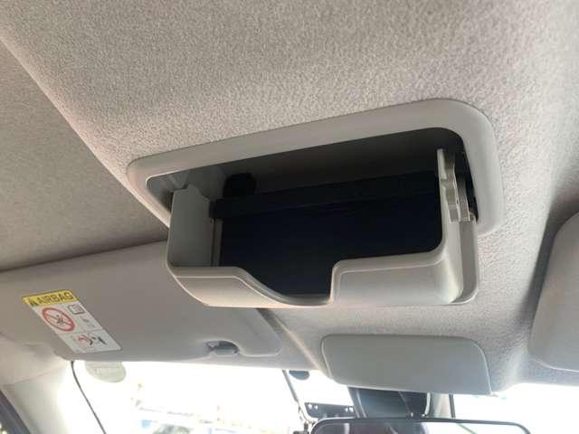 小物やサングラス等を入れておくのに便利なボックス。