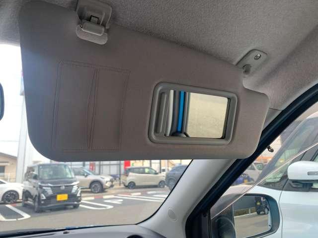 陽射しがまぶしくて運転しずらいときに重宝するサンバイザー、バニティーミラーも完備しています。