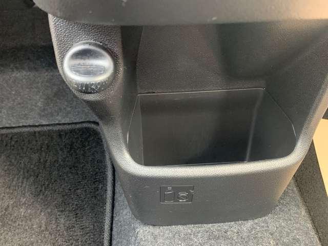 前席中央下部にボックスがあります。ドリンクホルダーとしても使えます。