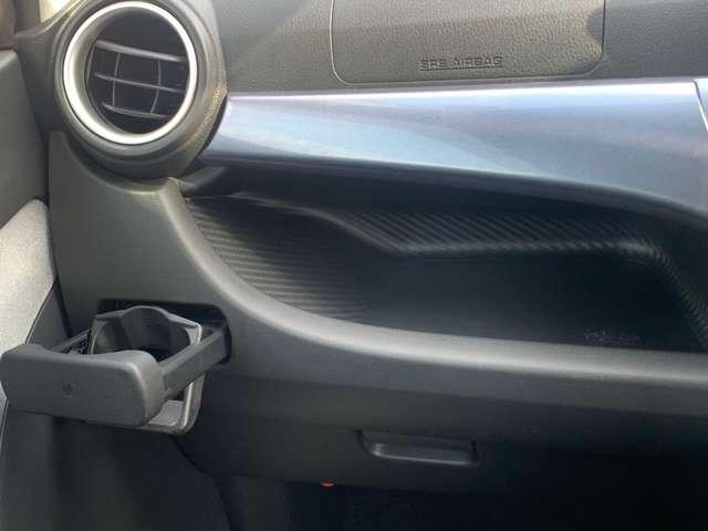 助手席側のドリンクホルダーに小物入れ。