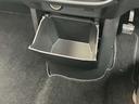 前席中央下部に小物入れがあります。