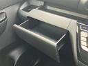 助手席側収納。上下に分かれていてたっぷり収納できますので便利ですよ。