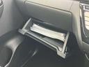 助手席側収納。上下に分かれていてたっぷり収納できますので便利ですよ。
