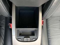 運転席と助手席側の中古車に大きなコンソールボックスがあります。 4