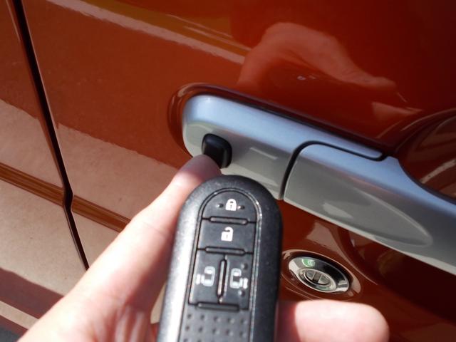 リクエストスイッチは運転席・助手席・バックドアの３箇所に付いています！ワンタッチで鍵の開閉が出来るのは本当に便利でがたい！