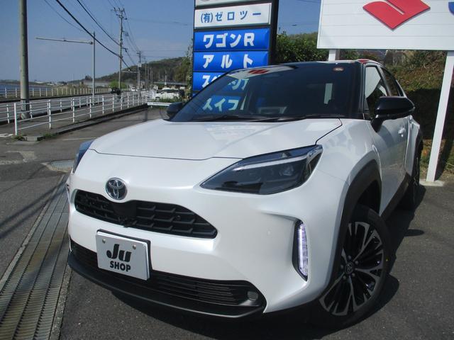 ヤリスクロス 　登録済み未使用車　ツートンカラー　シートヒーター　パワーバックドア　全方位カメラ　ステアリングヒーター　オートハイビーム　ＥＴＣ２．０　パワーシート　クルーズコントロール　ステアリングリモコン（2枚目）