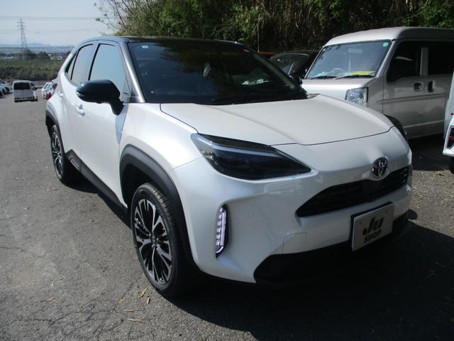 ヤリスクロス 　登録済み未使用車　ツートンカラー　シートヒーター　パワーバックドア　全方位カメラ　ステアリングヒーター　オートハイビーム　ＥＴＣ２．０　パワーシート　クルーズコントロール　ステアリングリモコン（3枚目）