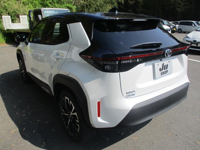 ヤリスクロス 　登録済み未使用車　ツートンカラー　シートヒーター　パワーバックドア　全方位カメラ　ステアリングヒーター　オートハイビーム　ＥＴＣ２．０　パワーシート　クルーズコントロール　ステアリングリモコン（6枚目）