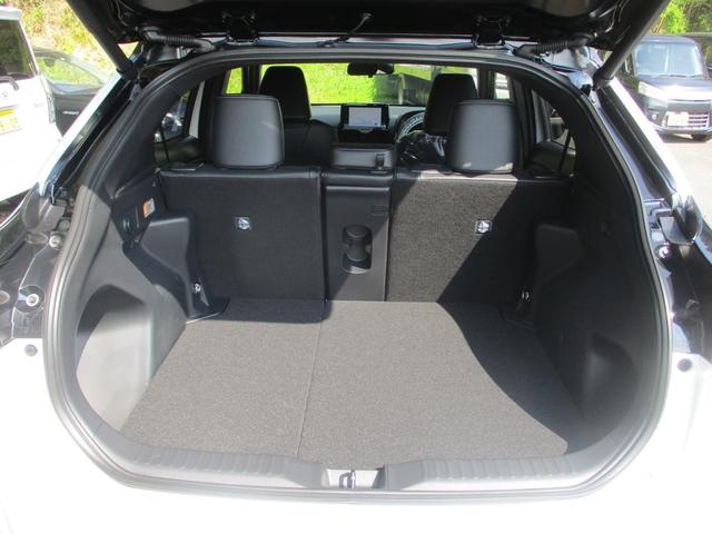 ヤリスクロス 　登録済み未使用車　ツートンカラー　シートヒーター　パワーバックドア　全方位カメラ　ステアリングヒーター　オートハイビーム　ＥＴＣ２．０　パワーシート　クルーズコントロール　ステアリングリモコン（9枚目）