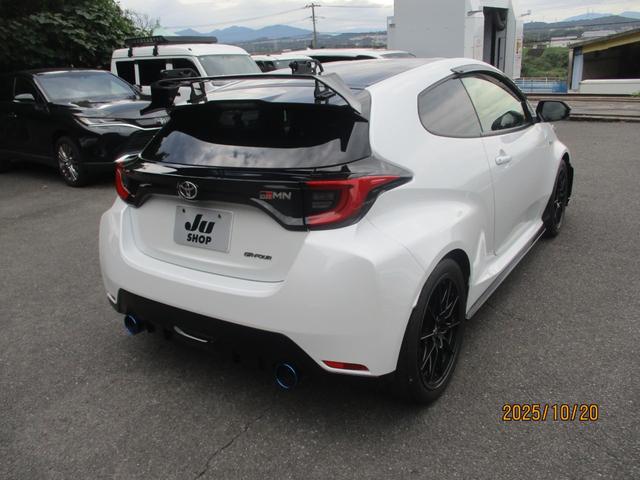 GRMNヤリス サーキットパッケージ 禁煙車 フルセグTV バックカメラ フロントカメラ 前後ドライブレコーダー レーダー探知機 ステアリングリモコン オートライト(8枚目)