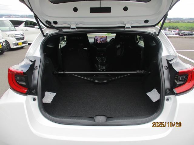 GRMNヤリス サーキットパッケージ 禁煙車 フルセグTV バックカメラ フロントカメラ 前後ドライブレコーダー レーダー探知機 ステアリングリモコン オートライト(10枚目)