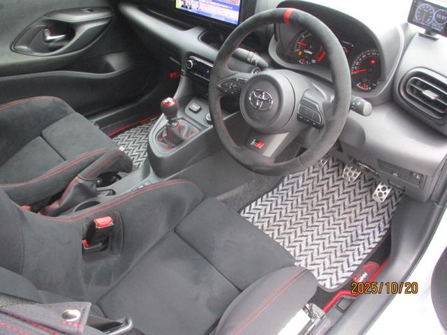 GRMNヤリス サーキットパッケージ 禁煙車 フルセグTV バックカメラ フロントカメラ 前後ドライブレコーダー レーダー探知機 ステアリングリモコン オートライト(13枚目)