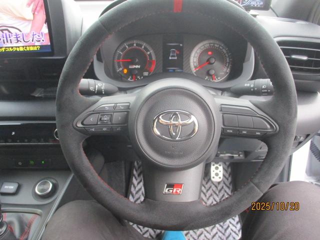 GRMNヤリス サーキットパッケージ 禁煙車 フルセグTV バックカメラ フロントカメラ 前後ドライブレコーダー レーダー探知機 ステアリングリモコン オートライト(35枚目)