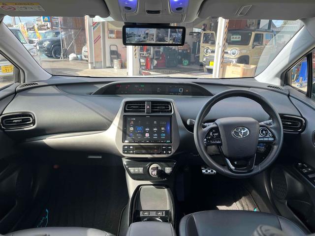 プリウス Ａツーリングセレクション・ブラックエディション　ＥＴＣ　クリアランスソナー　レーンアシスト　オートクルーズコントロール　パークアシスト　衝突被害軽減システム　全周囲カメラ　ナビ　ＴＶ　アルミホイール　オートマチックハイビーム　オートライト（2枚目）