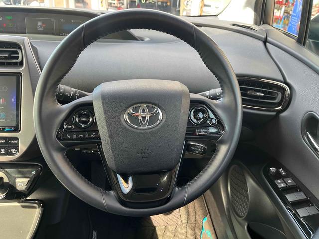 プリウス Ａツーリングセレクション・ブラックエディション　ＥＴＣ　クリアランスソナー　レーンアシスト　オートクルーズコントロール　パークアシスト　衝突被害軽減システム　全周囲カメラ　ナビ　ＴＶ　アルミホイール　オートマチックハイビーム　オートライト（3枚目）