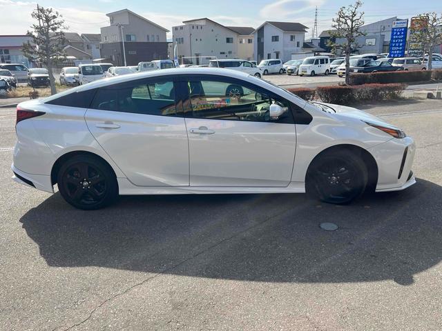 プリウス Ａツーリングセレクション・ブラックエディション　ＥＴＣ　クリアランスソナー　レーンアシスト　オートクルーズコントロール　パークアシスト　衝突被害軽減システム　全周囲カメラ　ナビ　ＴＶ　アルミホイール　オートマチックハイビーム　オートライト（14枚目）