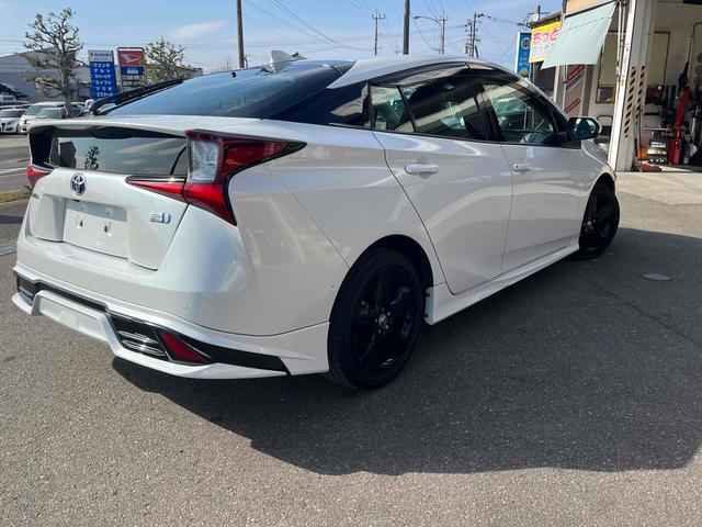 プリウス Ａツーリングセレクション・ブラックエディション　ＥＴＣ　クリアランスソナー　レーンアシスト　オートクルーズコントロール　パークアシスト　衝突被害軽減システム　全周囲カメラ　ナビ　ＴＶ　アルミホイール　オートマチックハイビーム　オートライト（15枚目）