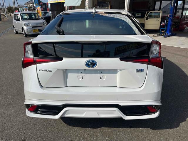 プリウス Ａツーリングセレクション・ブラックエディション　ＥＴＣ　クリアランスソナー　レーンアシスト　オートクルーズコントロール　パークアシスト　衝突被害軽減システム　全周囲カメラ　ナビ　ＴＶ　アルミホイール　オートマチックハイビーム　オートライト（16枚目）