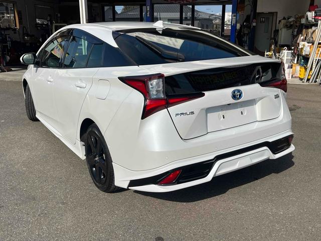 プリウス Ａツーリングセレクション・ブラックエディション　ＥＴＣ　クリアランスソナー　レーンアシスト　オートクルーズコントロール　パークアシスト　衝突被害軽減システム　全周囲カメラ　ナビ　ＴＶ　アルミホイール　オートマチックハイビーム　オートライト（17枚目）