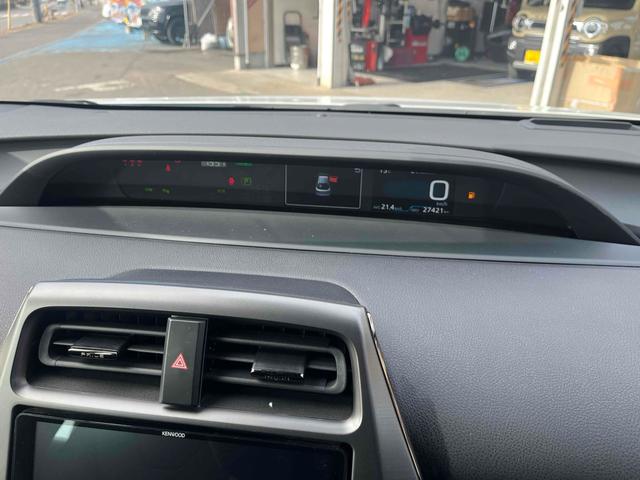 プリウス Ａツーリングセレクション・ブラックエディション　ＥＴＣ　クリアランスソナー　レーンアシスト　オートクルーズコントロール　パークアシスト　衝突被害軽減システム　全周囲カメラ　ナビ　ＴＶ　アルミホイール　オートマチックハイビーム　オートライト（21枚目）