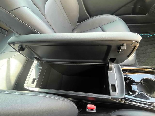 プリウス Ａツーリングセレクション・ブラックエディション　ＥＴＣ　クリアランスソナー　レーンアシスト　オートクルーズコントロール　パークアシスト　衝突被害軽減システム　全周囲カメラ　ナビ　ＴＶ　アルミホイール　オートマチックハイビーム　オートライト（54枚目）