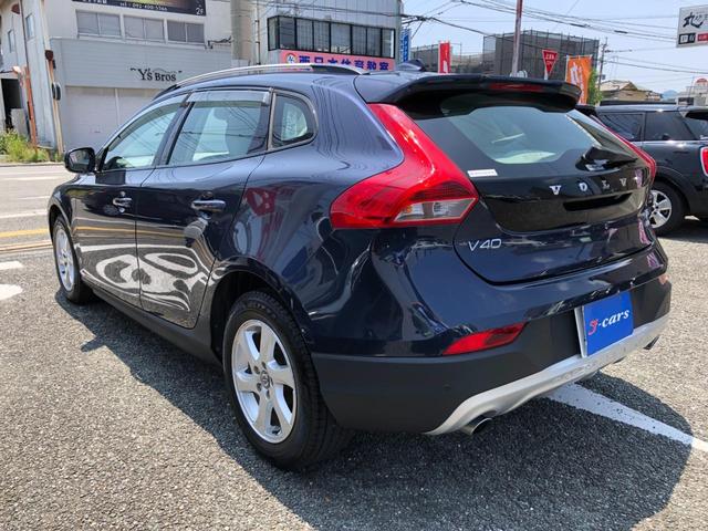 Ｖ４０ クロスカントリー　Ｔ５　ＡＷＤ　／ナビ　フルセグＴＶ　バックカメラ　Ｂｌｕｅｔｏｏｔｈ　レザーシート　パワーシート　シートヒーター　スマートキー２個　オートキセノンライト　衝突軽減ブレーキ　アダプティブクルーズ　ブラインドスポット（8枚目）