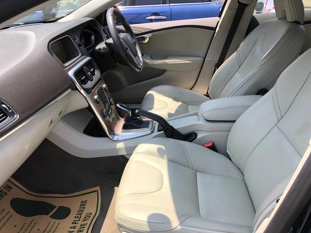 Ｖ４０ クロスカントリー　Ｔ５　ＡＷＤ　／ナビ　フルセグＴＶ　バックカメラ　Ｂｌｕｅｔｏｏｔｈ　レザーシート　パワーシート　シートヒーター　スマートキー２個　オートキセノンライト　衝突軽減ブレーキ　アダプティブクルーズ　ブラインドスポット（18枚目）