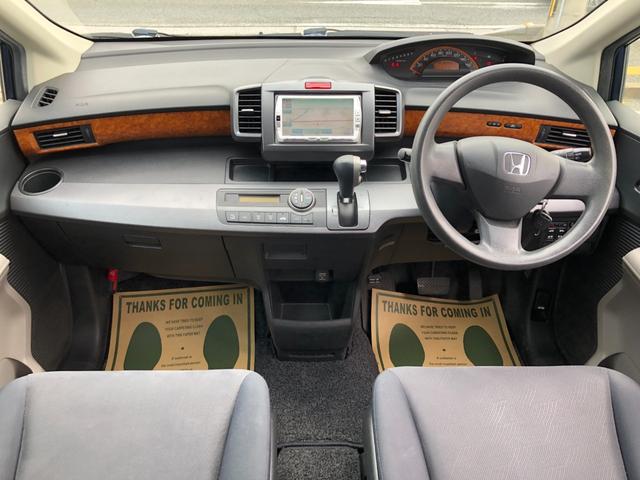 フリード Ｇ　ジャストセレクション　／ナビＴＶ　バックカメラ　両側パワースライド　オートキセノンライト　ＥＴＣ　２列目ウォークスルー　７人乗り　ワンオーナー　禁煙車（2枚目）