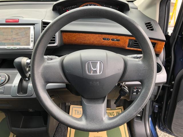 フリード Ｇ　ジャストセレクション　／ナビＴＶ　バックカメラ　両側パワースライド　オートキセノンライト　ＥＴＣ　２列目ウォークスルー　７人乗り　ワンオーナー　禁煙車（10枚目）