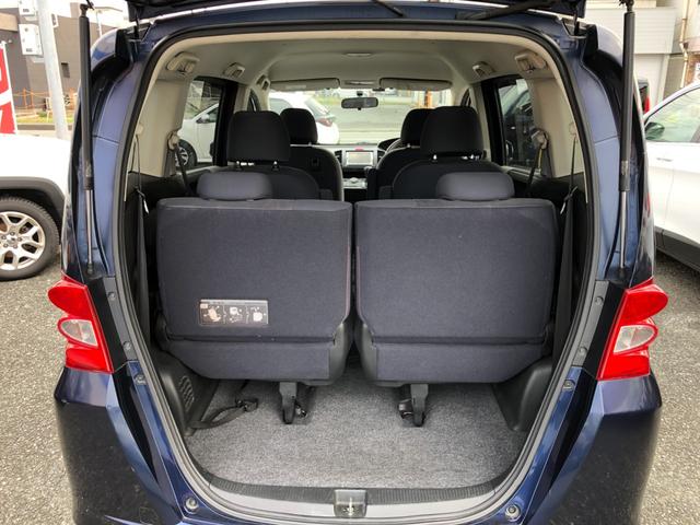 フリード Ｇ　ジャストセレクション　／ナビＴＶ　バックカメラ　両側パワースライド　オートキセノンライト　ＥＴＣ　２列目ウォークスルー　７人乗り　ワンオーナー　禁煙車（21枚目）