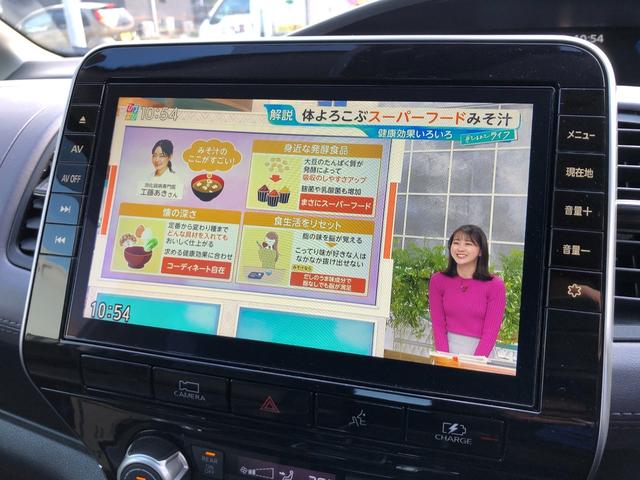 セレナ ｅ－パワー　ハイウェイスターＶ　／プロパイロット　１０インチナビ　アラウンドビューモニター　Ｂｌｕｅｔｏｏｔｈ　フリップダウンモニター　オートＬＥＤヘッドライト　衝突軽減　前後ソナー　踏み間違い防止　ブラインドスポット　禁煙車（14枚目）