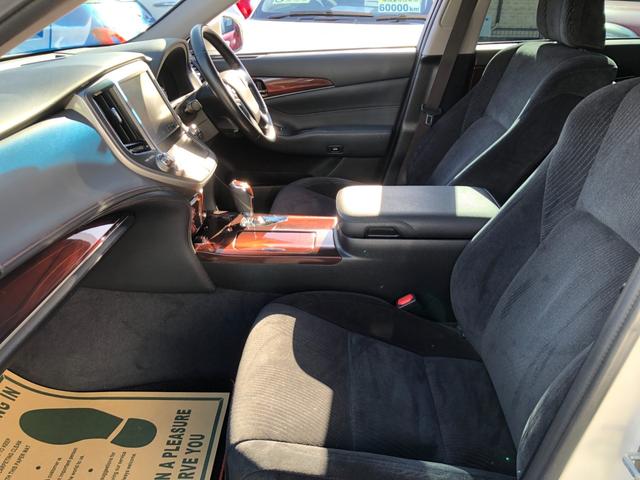 クラウンハイブリッド ロイヤルサルーン　ブラックスタイル　／ナビ　フルセグＴＶ　バックカメラ　Ｂｌｕｅｔｏｏｔｈオーディオ対応　パワーシート　シートヒーター　オートＬＥＤヘッドライト　クルーズコントロール　スマートキー　衝突軽減ブレーキ（17枚目）