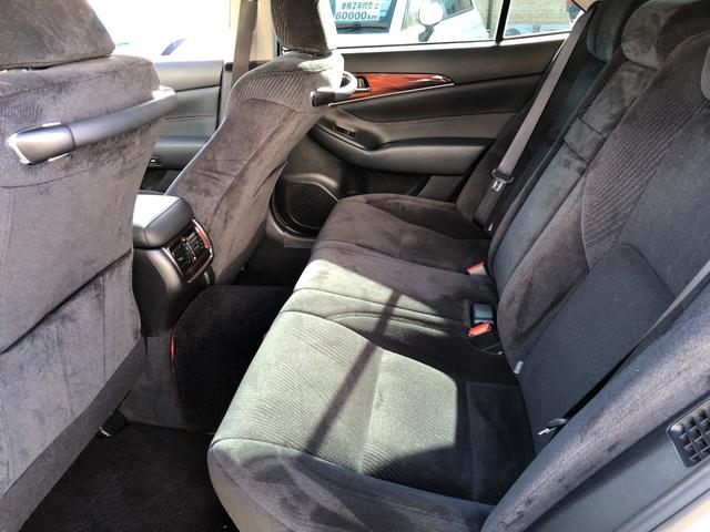 クラウンハイブリッド ロイヤルサルーン　ブラックスタイル　／ナビ　フルセグＴＶ　バックカメラ　Ｂｌｕｅｔｏｏｔｈオーディオ対応　パワーシート　シートヒーター　オートＬＥＤヘッドライト　クルーズコントロール　スマートキー　衝突軽減ブレーキ（18枚目）