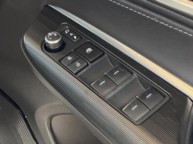 ハリアー Ｇ　禁煙車　レーダークルーズコントロール　ブラインドスポットモニター　デジタルインナーミラー１２．３型ディスプレイオーディオ　バックカメラ　純正革巻きステアリング　純正１８インチアルミ　パワーシート（30枚目）