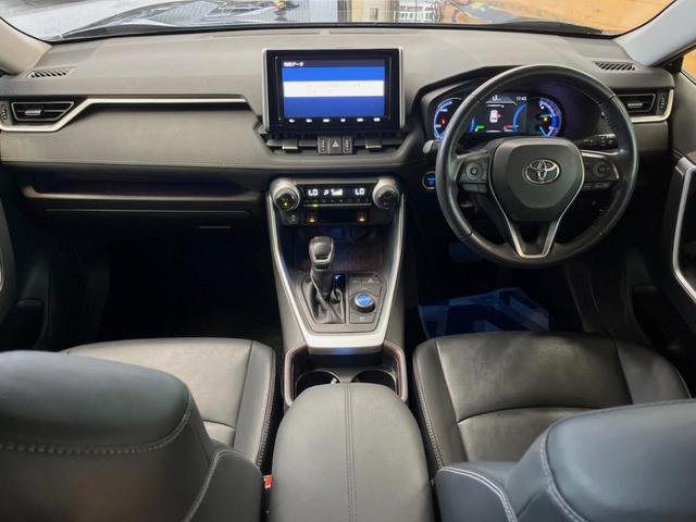 ＲＡＶ４ ハイブリッドＧ　禁煙車　純正９インチナビ　バックカメラ　セーフティセンス　レーダークルーズ　ブラインドスポットモニター　デジタルインナーミラー　パワーバックドア　シートヒーター　純正１８インチアルミ　ＥＴＣ（2枚目）