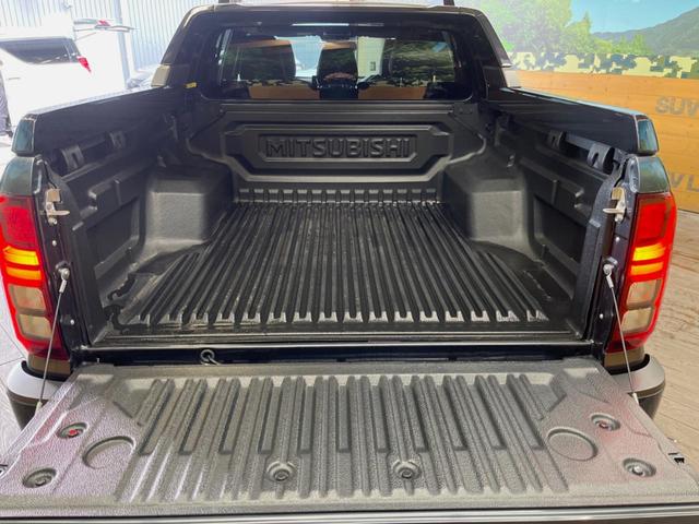 トライトン GSR 9インチディスプレイオーディオ 全周囲カメラ eアシスト レーダークルーズ ブラインドスポットモニター ベッドライナー デュアルオートエアコン LEDヘッド 禁煙車 18インチアルミ パワーシート(10枚目)