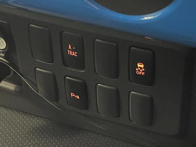 ＦＪクルーザー ベースグレード　禁煙車　４ＷＤ　純正ナビ　バックカメラ　ＥＴＣ　デジタルインナーミラー　横滑り防止機能　純正革巻きステアリング　純正１７インチアルミ　ＬＥＤヘッドライト（7枚目）