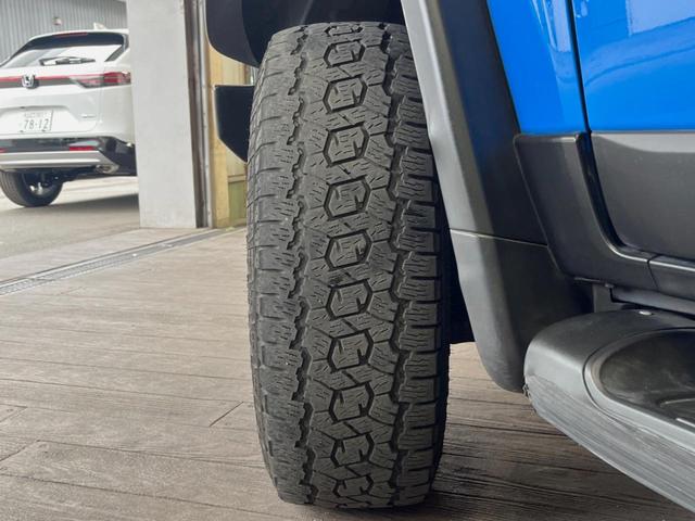 ＦＪクルーザー ベースグレード　禁煙車　４ＷＤ　純正ナビ　バックカメラ　ＥＴＣ　デジタルインナーミラー　横滑り防止機能　純正革巻きステアリング　純正１７インチアルミ　ＬＥＤヘッドライト（25枚目）