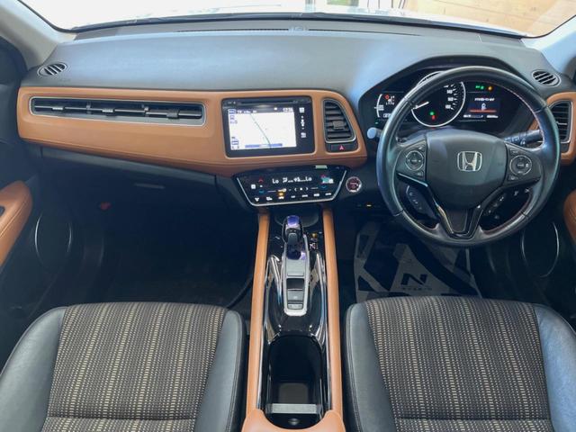 ヴェゼル ハイブリッドＺ・ホンダセンシング　禁煙車　純正ナビ　バックカメラ　レーダークルーズ　ＥＴＣ　シートヒーター　ホンダセンシング　スマートキー　純正革巻きステアリング　純正１７インチアルミ　ＬＥＤヘッドライト　ハーフレザーシート（2枚目）